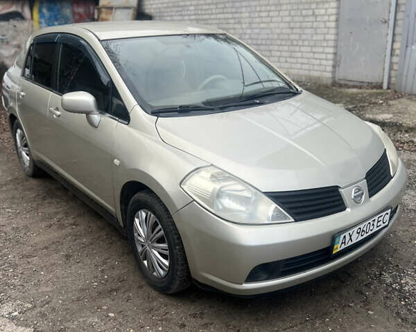 Желтый Ниссан Тиида, объемом двигателя 1.6 л и пробегом 204 тыс. км за 4300 $, фото 1 на Automoto.ua