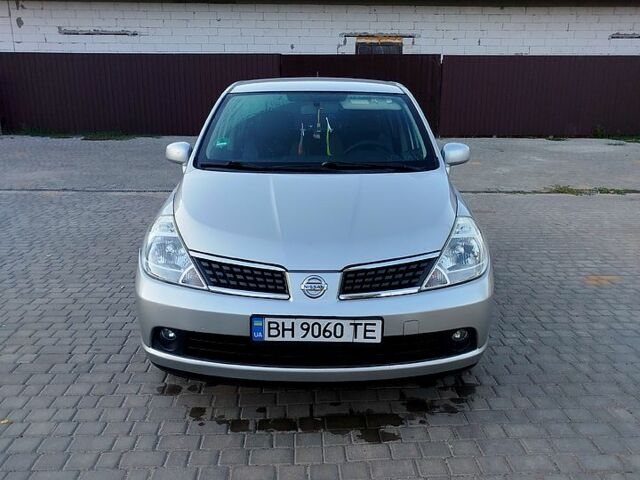 Серый Ниссан Тиида, объемом двигателя 1.6 л и пробегом 188 тыс. км за 5200 $, фото 1 на Automoto.ua