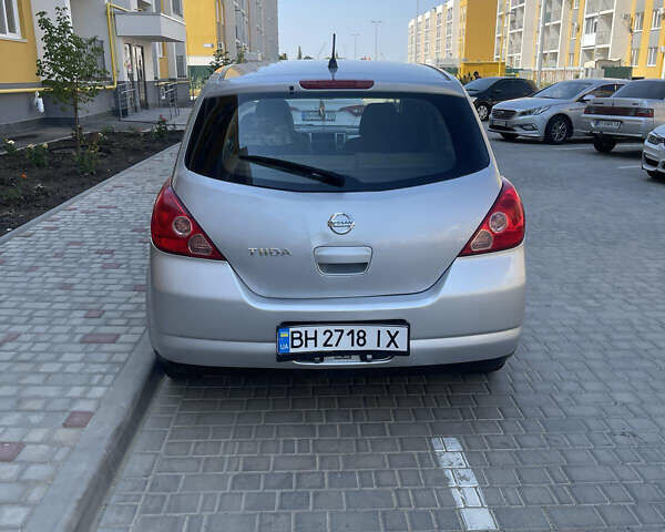 Серый Ниссан Тиида, объемом двигателя 1.6 л и пробегом 249 тыс. км за 5200 $, фото 1 на Automoto.ua