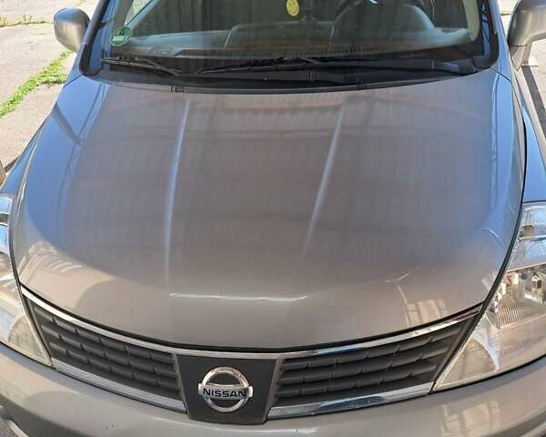 Серый Ниссан Тиида, объемом двигателя 1.6 л и пробегом 200 тыс. км за 5600 $, фото 1 на Automoto.ua