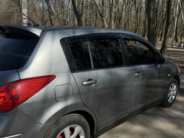 Серый Ниссан Тиида, объемом двигателя 1.6 л и пробегом 240 тыс. км за 5500 $, фото 1 на Automoto.ua