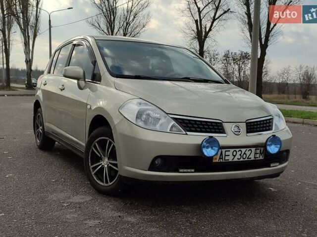 Серый Ниссан Тиида, объемом двигателя 1.6 л и пробегом 271 тыс. км за 5000 $, фото 1 на Automoto.ua