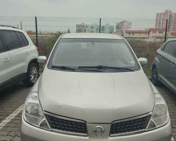 Серый Ниссан Тиида, объемом двигателя 1.6 л и пробегом 174 тыс. км за 5500 $, фото 1 на Automoto.ua
