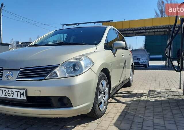 Сірий Ніссан Тііда, об'ємом двигуна 1.6 л та пробігом 210 тис. км за 6600 $, фото 1 на Automoto.ua