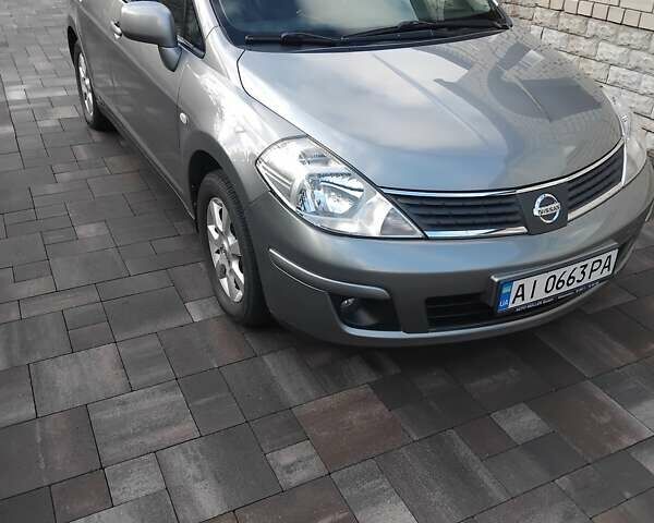 Серый Ниссан Тиида, объемом двигателя 1.6 л и пробегом 210 тыс. км за 6000 $, фото 1 на Automoto.ua