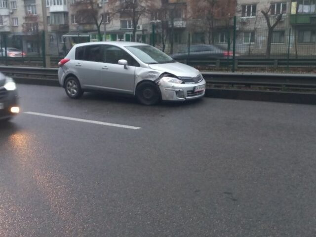 Серый Ниссан Тиида, объемом двигателя 1.5 л и пробегом 50 тыс. км за 5000 $, фото 1 на Automoto.ua