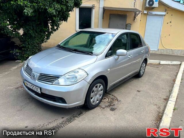 Серый Ниссан Тиида, объемом двигателя 1.6 л и пробегом 320 тыс. км за 5199 $, фото 1 на Automoto.ua