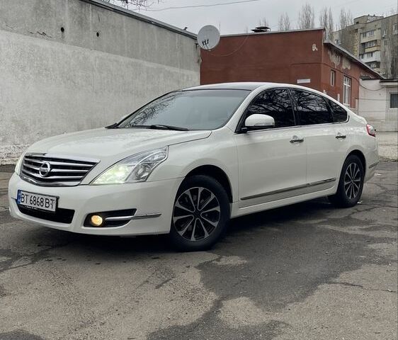 Белый Ниссан Теана, объемом двигателя 2.5 л и пробегом 239 тыс. км за 7700 $, фото 1 на Automoto.ua