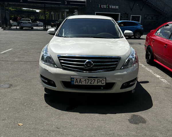 Белый Ниссан Теана, объемом двигателя 2.5 л и пробегом 128 тыс. км за 9500 $, фото 1 на Automoto.ua