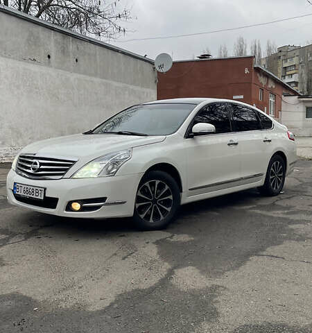 Белый Ниссан Теана, объемом двигателя 2.5 л и пробегом 239 тыс. км за 7700 $, фото 1 на Automoto.ua
