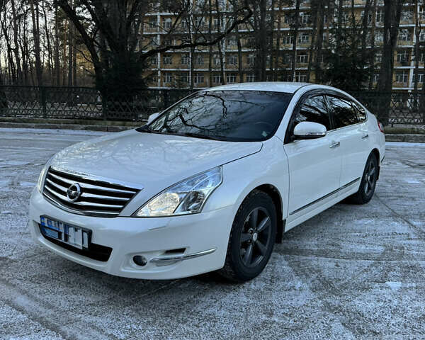 Белый Ниссан Теана, объемом двигателя 2.5 л и пробегом 209 тыс. км за 10900 $, фото 1 на Automoto.ua