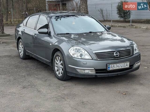 Серый Ниссан Теана, объемом двигателя 2.35 л и пробегом 300 тыс. км за 5000 $, фото 1 на Automoto.ua