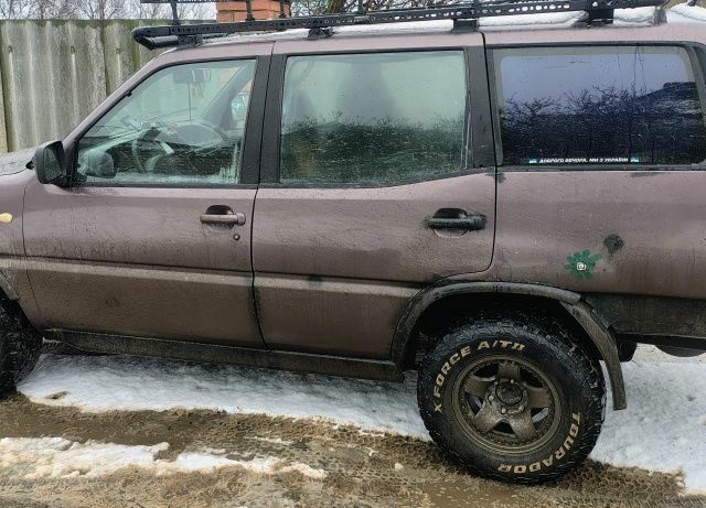 Серый Ниссан Террано, объемом двигателя 2.4 л и пробегом 400 тыс. км за 1892 $, фото 1 на Automoto.ua