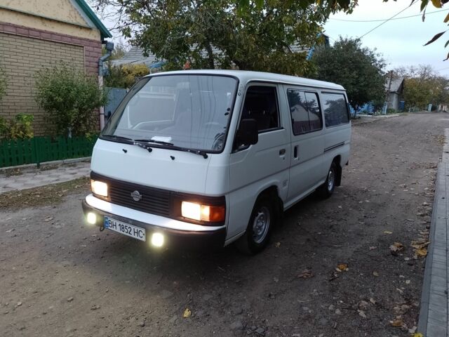 Белый Ниссан Урван, объемом двигателя 2.5 л и пробегом 111 тыс. км за 1700 $, фото 1 на Automoto.ua