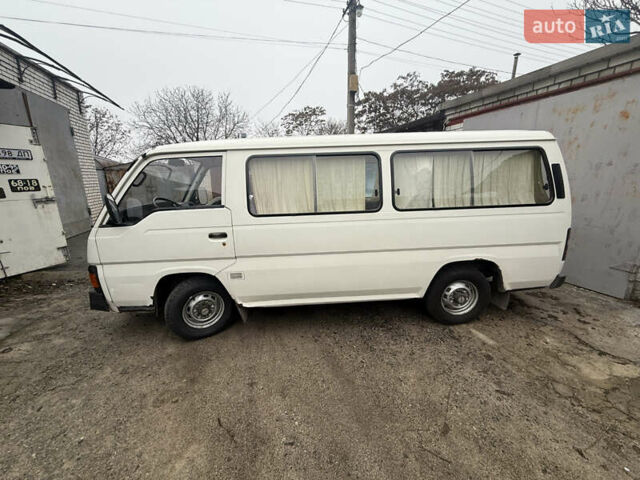 Белый Ниссан Урван, объемом двигателя 2.49 л и пробегом 330 тыс. км за 2800 $, фото 1 на Automoto.ua