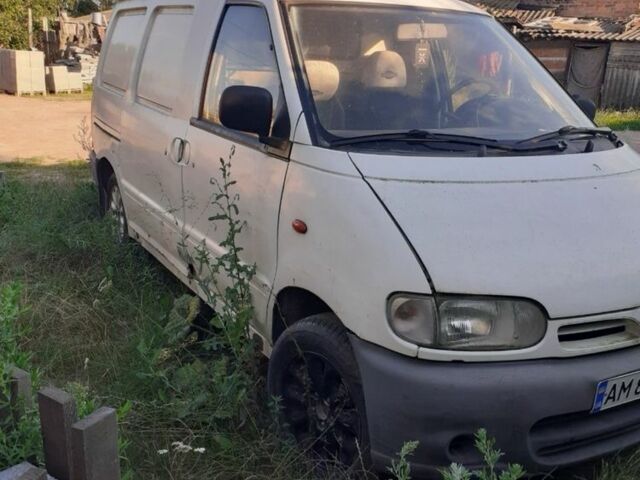 Білий Ніссан Ванетте, об'ємом двигуна 2 л та пробігом 438 тис. км за 1350 $, фото 1 на Automoto.ua