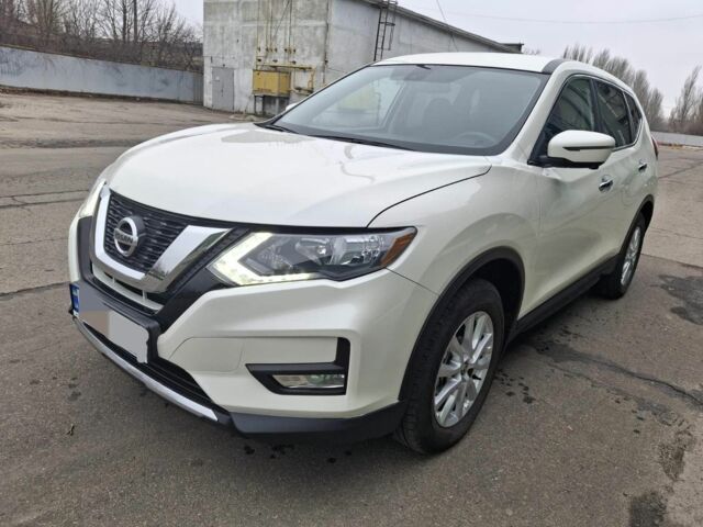 Белый Ниссан ИксТрейл, объемом двигателя 1.6 л и пробегом 177 тыс. км за 16000 $, фото 1 на Automoto.ua