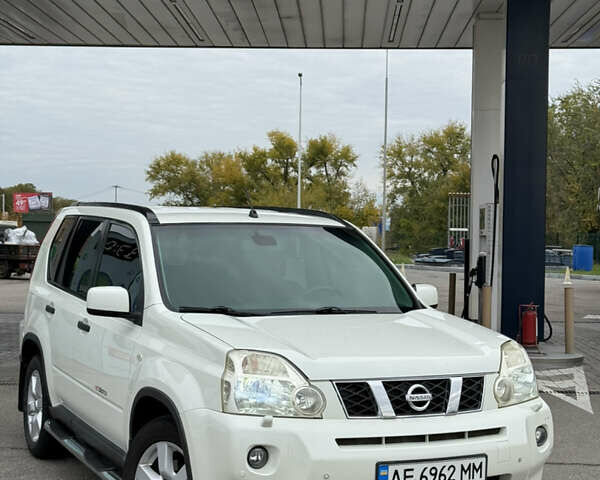 Білий Ніссан ІксТрейл, об'ємом двигуна 2 л та пробігом 208 тис. км за 8999 $, фото 1 на Automoto.ua