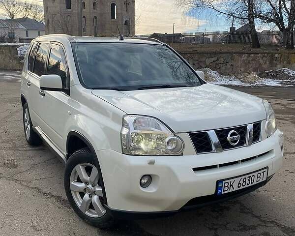 Белый Ниссан ИксТрейл, объемом двигателя 2 л и пробегом 202 тыс. км за 7800 $, фото 1 на Automoto.ua