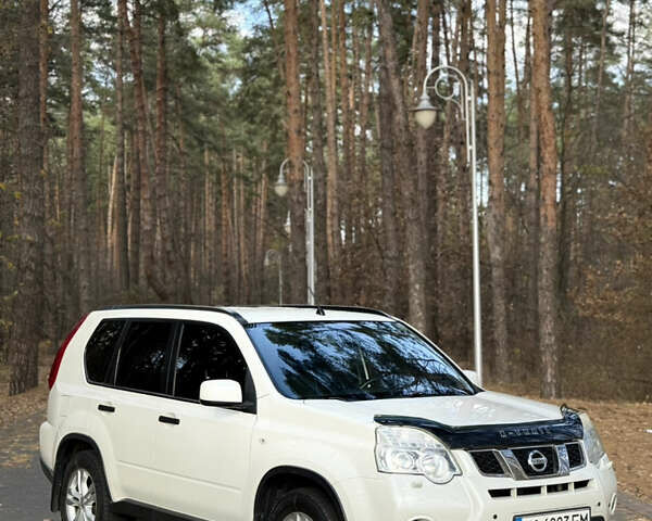 Белый Ниссан ИксТрейл, объемом двигателя 2 л и пробегом 205 тыс. км за 10300 $, фото 1 на Automoto.ua