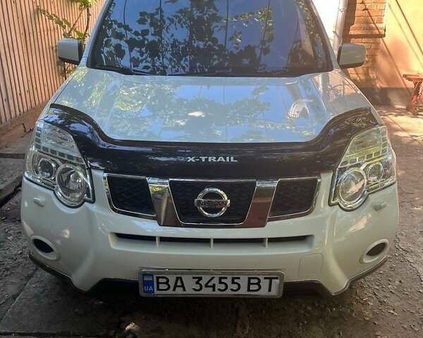 Белый Ниссан ИксТрейл, объемом двигателя 2 л и пробегом 105 тыс. км за 12000 $, фото 1 на Automoto.ua