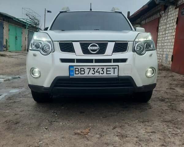 Белый Ниссан ИксТрейл, объемом двигателя 2 л и пробегом 194 тыс. км за 11000 $, фото 1 на Automoto.ua