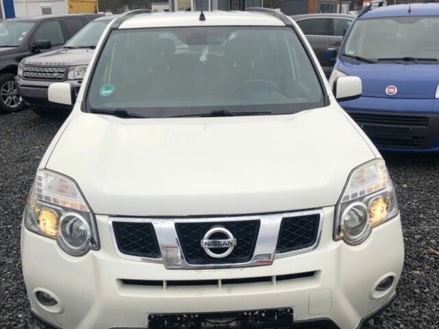 Белый Ниссан ИксТрейл, объемом двигателя 2 л и пробегом 271 тыс. км за 3780 $, фото 1 на Automoto.ua