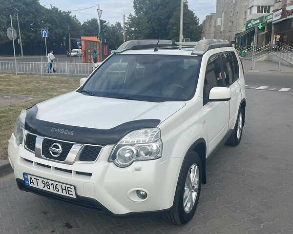Білий Ніссан ІксТрейл, об'ємом двигуна 2 л та пробігом 259 тис. км за 12800 $, фото 1 на Automoto.ua