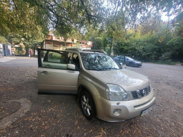 Бежевый Ниссан ИксТрейл, объемом двигателя 2 л и пробегом 240 тыс. км за 8000 $, фото 1 на Automoto.ua