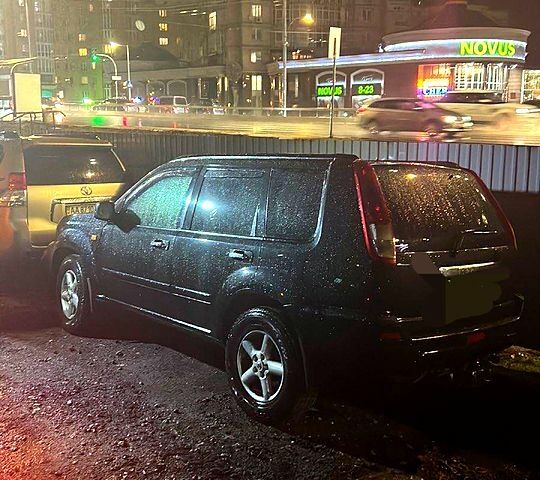 Черный Ниссан ИксТрейл, объемом двигателя 2.2 л и пробегом 372 тыс. км за 3500 $, фото 1 на Automoto.ua