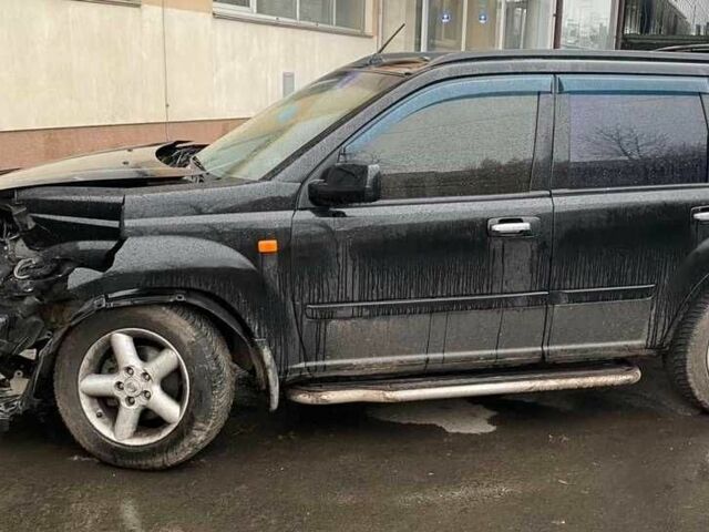 Черный Ниссан ИксТрейл, объемом двигателя 2 л и пробегом 335 тыс. км за 2379 $, фото 1 на Automoto.ua