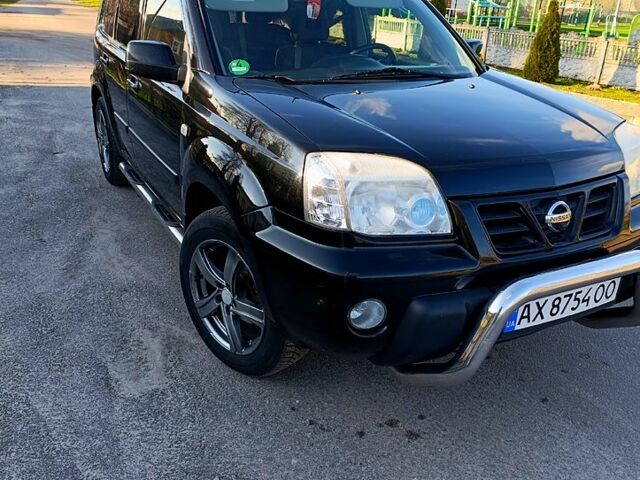 Черный Ниссан ИксТрейл, объемом двигателя 2.5 л и пробегом 300 тыс. км за 4200 $, фото 1 на Automoto.ua
