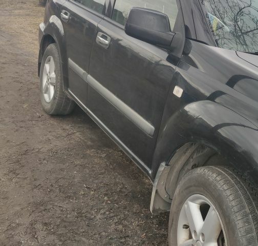 Черный Ниссан ИксТрейл, объемом двигателя 2 л и пробегом 270 тыс. км за 2700 $, фото 1 на Automoto.ua