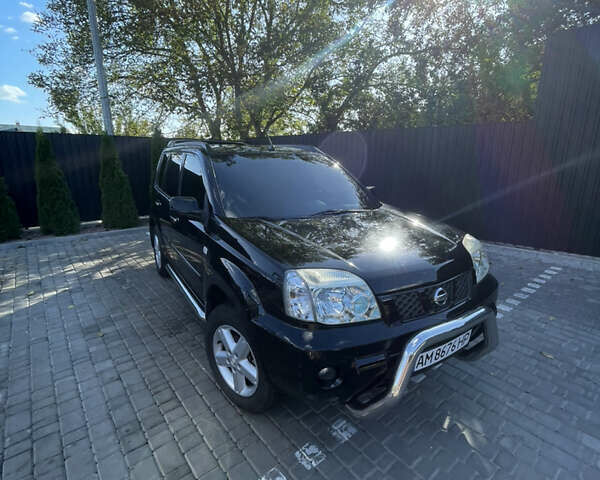 Черный Ниссан ИксТрейл, объемом двигателя 2 л и пробегом 215 тыс. км за 7000 $, фото 1 на Automoto.ua