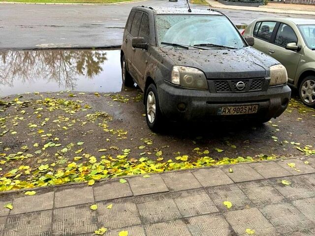 Чорний Ніссан ІксТрейл, об'ємом двигуна 2.5 л та пробігом 365 тис. км за 4500 $, фото 1 на Automoto.ua