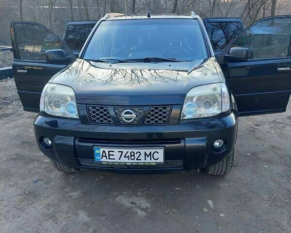 Черный Ниссан ИксТрейл, объемом двигателя 2 л и пробегом 250 тыс. км за 6500 $, фото 1 на Automoto.ua