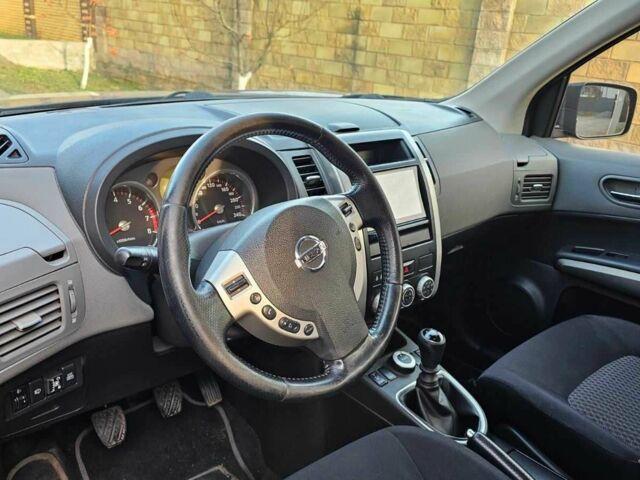 Черный Ниссан ИксТрейл, объемом двигателя 2 л и пробегом 230 тыс. км за 9000 $, фото 1 на Automoto.ua