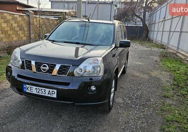 Черный Ниссан ИксТрейл, объемом двигателя 2 л и пробегом 230 тыс. км за 9000 $, фото 1 на Automoto.ua
