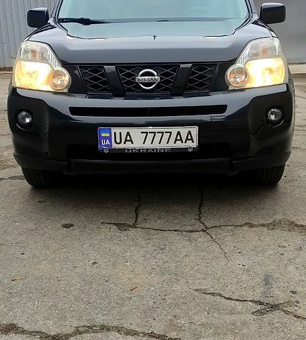 Черный Ниссан ИксТрейл, объемом двигателя 2 л и пробегом 205 тыс. км за 7800 $, фото 1 на Automoto.ua