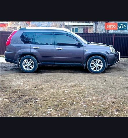 Коричневый Ниссан ИксТрейл, объемом двигателя 2 л и пробегом 285 тыс. км за 8800 $, фото 1 на Automoto.ua