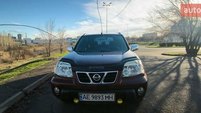 Красный Ниссан ИксТрейл, объемом двигателя 2 л и пробегом 320 тыс. км за 5500 $, фото 1 на Automoto.ua