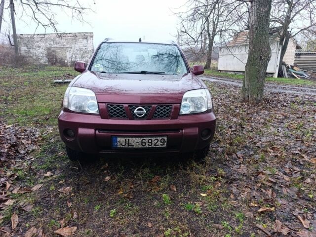 Красный Ниссан ИксТрейл, объемом двигателя 2.2 л и пробегом 400 тыс. км за 3500 $, фото 1 на Automoto.ua