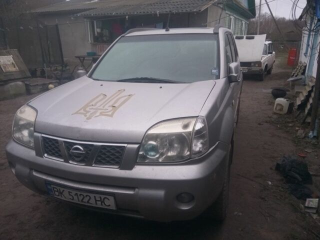 Сірий Ніссан ІксТрейл, об'ємом двигуна 2.2 л та пробігом 300 тис. км за 5000 $, фото 1 на Automoto.ua