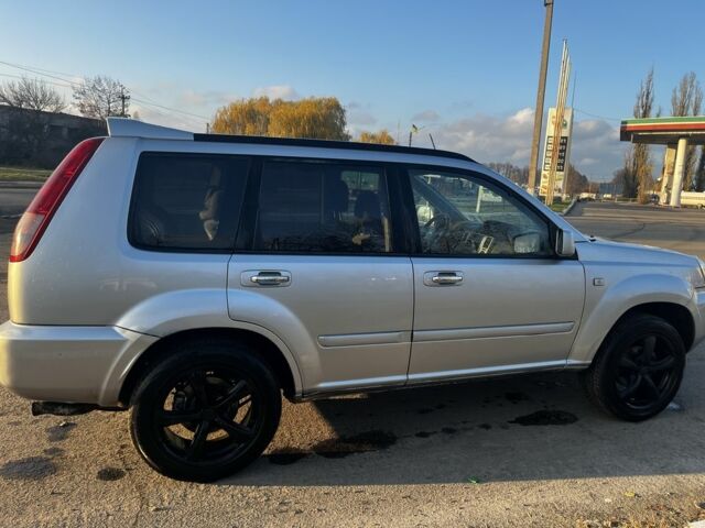 Сірий Ніссан ІксТрейл, об'ємом двигуна 2.2 л та пробігом 304 тис. км за 3569 $, фото 1 на Automoto.ua