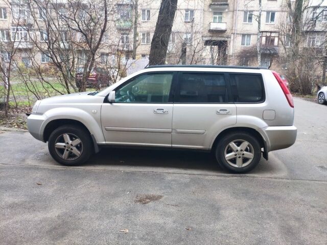 Серый Ниссан ИксТрейл, объемом двигателя 2 л и пробегом 196 тыс. км за 9000 $, фото 1 на Automoto.ua