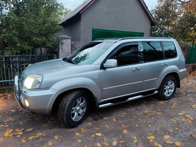 Серый Ниссан ИксТрейл, объемом двигателя 2.2 л и пробегом 227 тыс. км за 3600 $, фото 1 на Automoto.ua