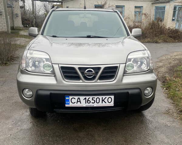 Серый Ниссан ИксТрейл, объемом двигателя 2 л и пробегом 276 тыс. км за 6400 $, фото 1 на Automoto.ua