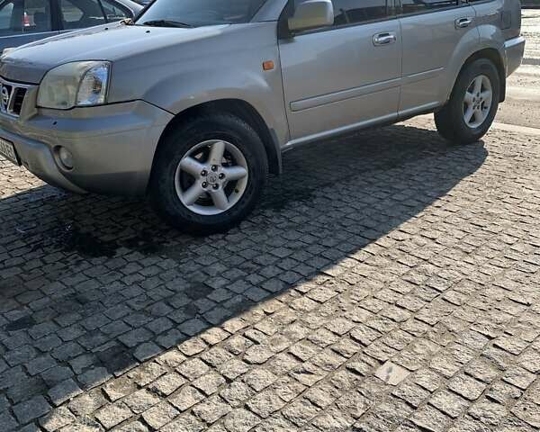 Сірий Ніссан ІксТрейл, об'ємом двигуна 2 л та пробігом 345 тис. км за 4700 $, фото 1 на Automoto.ua