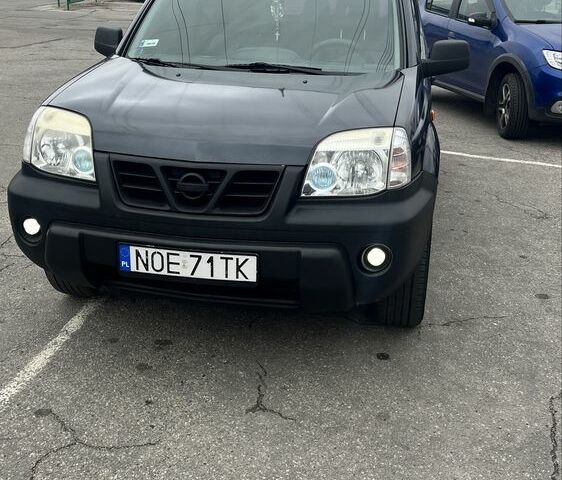 Серый Ниссан ИксТрейл, объемом двигателя 2 л и пробегом 420 тыс. км за 4000 $, фото 1 на Automoto.ua