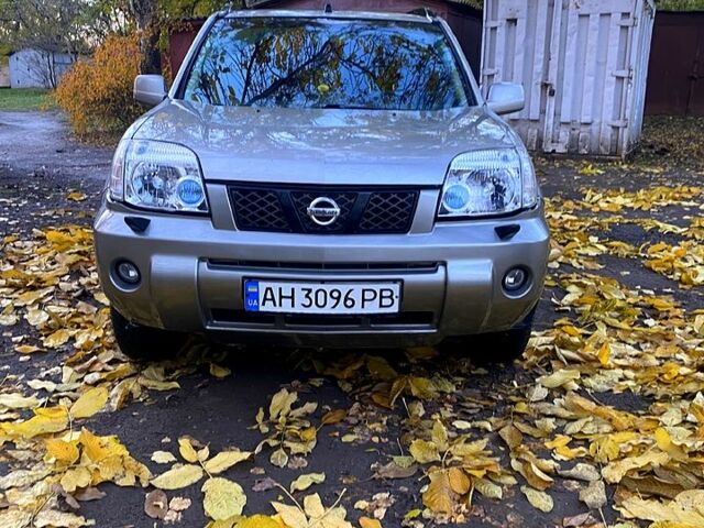Серый Ниссан ИксТрейл, объемом двигателя 2 л и пробегом 251 тыс. км за 5600 $, фото 1 на Automoto.ua